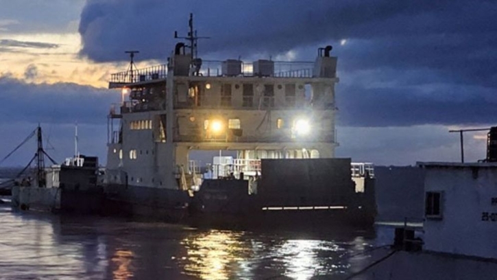 পদ্মায় তিন ফেরি আটকা