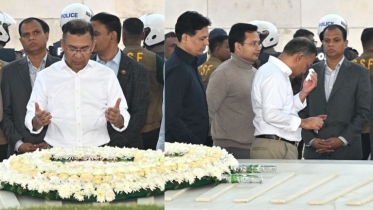 বাবার সমাধির পাশে অশ্রুসজল তারেক রহমান