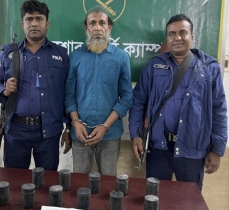 ১১ টি ককটেলসহ সাবেক যুবলীগ নেতা আটক ইকবাল আটক ১১ টি ককটেলসহ সাবেক যুবলীগ নেতা আটক ইকবাল আটক