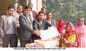 নিজ অর্থায়নে শীতার্তদের কম্বল বিতরণ করলেন প্রভাষক রমজান