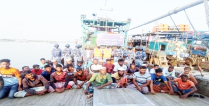 ৩ টি অবৈধ আর্টিসানাল ট্রলিং বোট সহ ৩৭ জেলে আটক